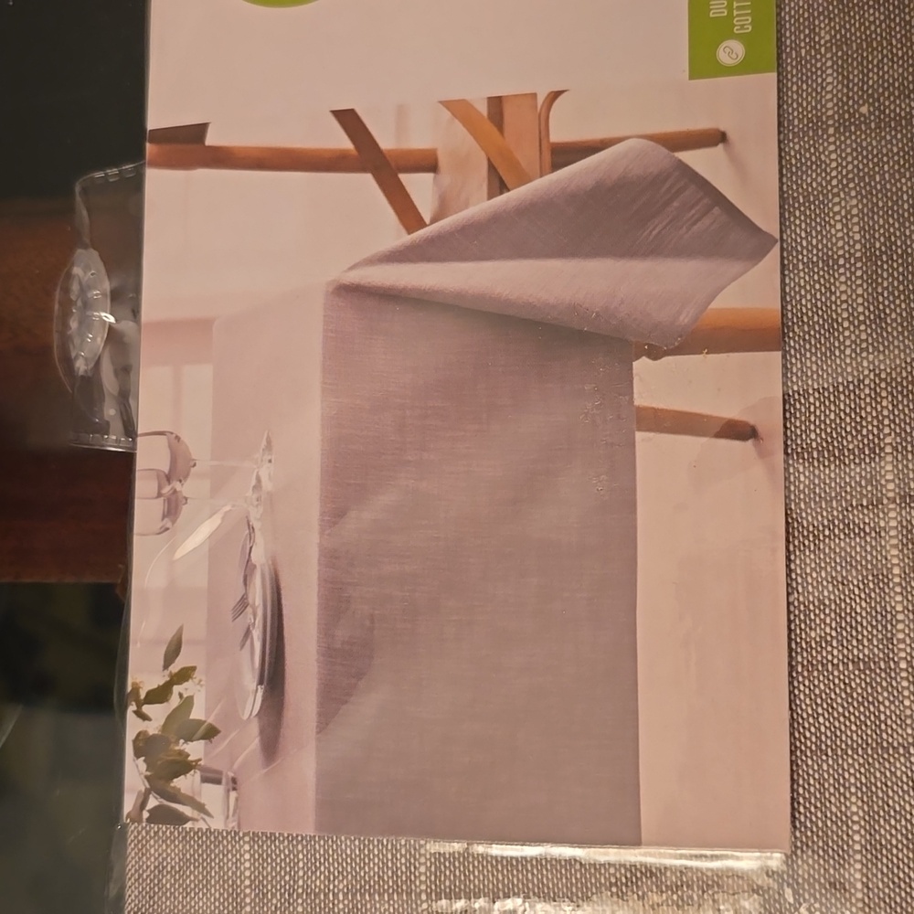 FOOD NETWORK BRAND ROUND WOVEN BROWN TABLECLOTH SIZE 70 IN.